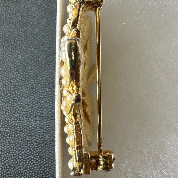 Pin, leaf design - Picture 3 of 3